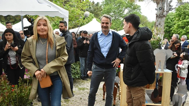 Μαρέβα Γκραμπόφσκι Μητσοτάκη: Casual στην Κηφισιά με στιλάτο αδιάβροχο, cropped jeans και πουλόβερ
