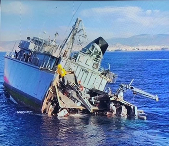 Πειραιάς: Ναρκοθηρευτικό του Πολεμικού Ναυτικού συγκρούστηκε με εμπορικό - Ρυμουλκείται στη Σαλαμίνα