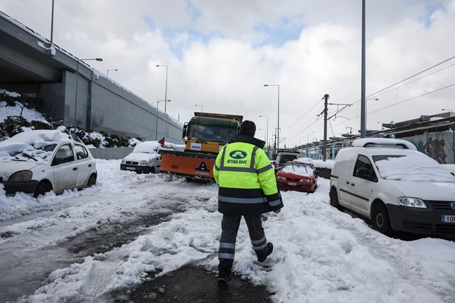 Αττική Οδός: Ανδρες των ΜΑΤ με φτυάρια προσπαθούν ν΄ απεγκλωβίσουν τα παγωμένα οχήματα [βίντεο]