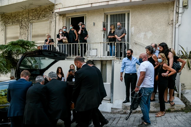 Η Ελλάδα θρηνεί: Σε λαϊκό προσκύνημα η σορός του Μίκη Θεοδωράκη στη Μητρόπολη Αθηνών