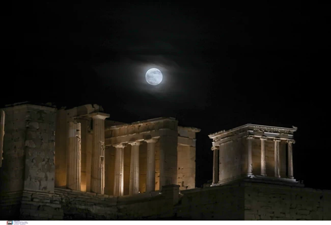 Υπερπανσέληνος 2021: Μοναδικό θέαμα στον ουρανό - Μαγικές εικόνες από το "Ροζ Φεγγάρι"
