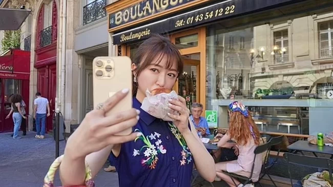 Emily in Paris Boulangerie Moderne