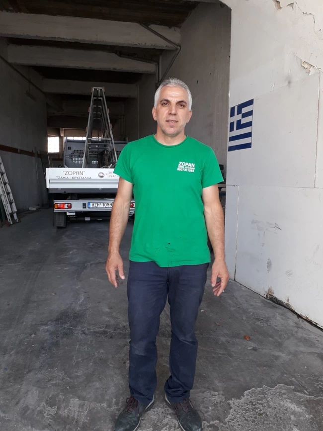 Αρκαλοχώρι: Γλίτωσε από θαύμα και μαγειρεύει για τους σεισμόπληκτους - Η συγκινητική ιστορία του Σάτζα Σπετίμ