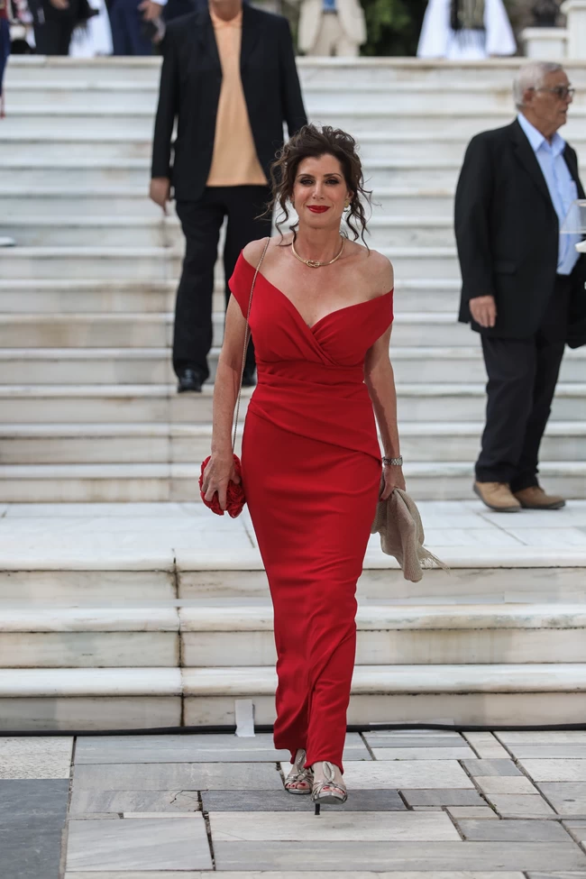 Η Ακρίτα τα έβαλε με τη Μισέλ Ασημακοπούλου- "Ντυμένη παραλιακή πίστα των 80s" στο Προεδρικό Μέγαρο