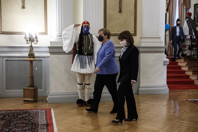 Συνάντηση στο Προεδρικό - Σακελλαροπούλου: "Αισθανθήκαμε δικαιολογημένα μόνοι" - Μέρκελ: "Είχαμε σκαμπανεβάσματα"
