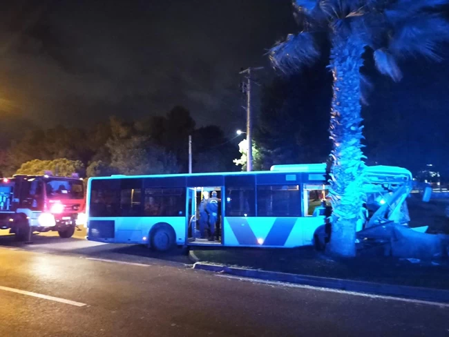 Σοβαρό τροχαίο με λεωφορείο στη Βουλιαγμένη - Ενας τραυματίας [εικόνες]