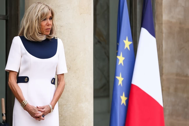 Μπριζίτ Μακρόν: Η εμφάνιση με τουίντ Chanel και ο λόγος που θεωρείται πρότυπο για τη γαλλική αισθητική