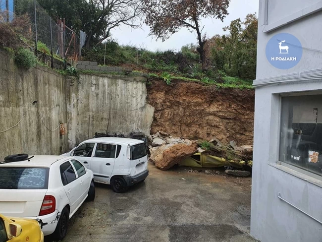 ροδος βραχος καταπλάκωσε αυτοκινητα