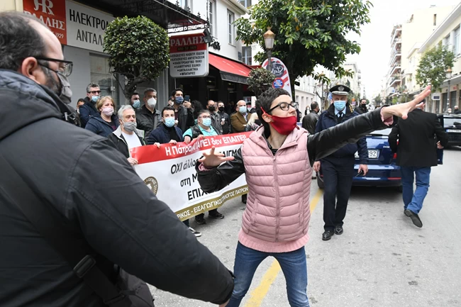 Αποδοκιμασίες κατά Πέτσα