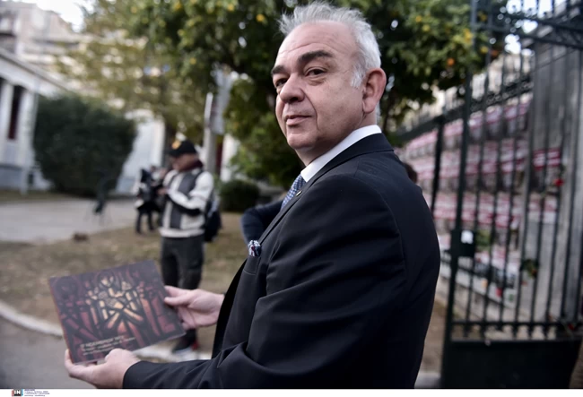 Πολυτεχνείο: Με Ελύτη κατέθεσε στεφάνι ο Τασούλας: "Μια μέρα το παρελθόν θα μας ξαφνιάσει για το πόσο επίκαιρο είναι"