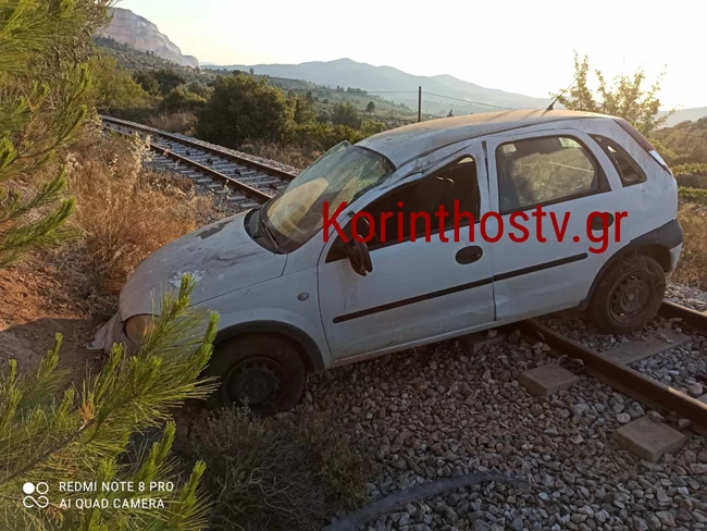 Κορινθία: Αυτοκίνητο έπεσε από ύψος 20 μέτρων και κατέληξε πάνω στις γραμμές του τρένου