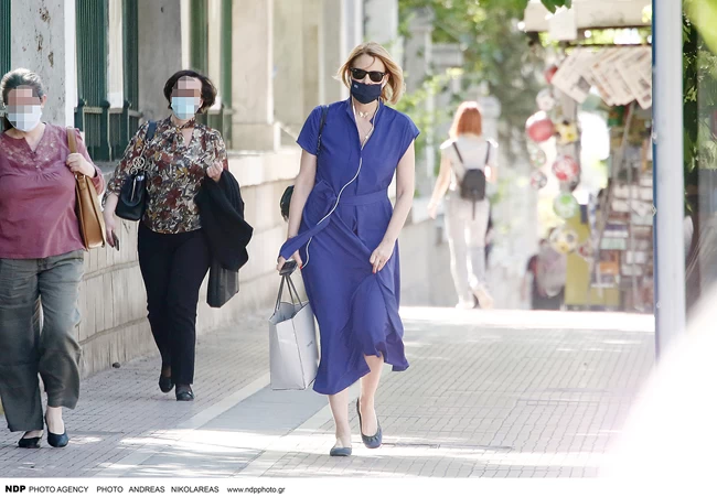 Τζένη Μπαλατσινού: Βόλτα για ψώνια με ασύμμετρο κρουαζέ φόρεμα και μπαλαρίνες