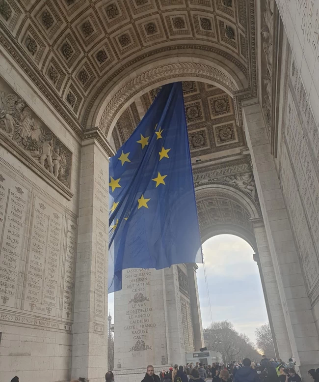 Γαλλία: Πυρ ομαδόν δεξιάς και ακροδεξιάς στον Μακρόν γιατί "τόλμησε" να βάλει τη σημαία της ΕΕ στην Αψίδα του Θριάμβου