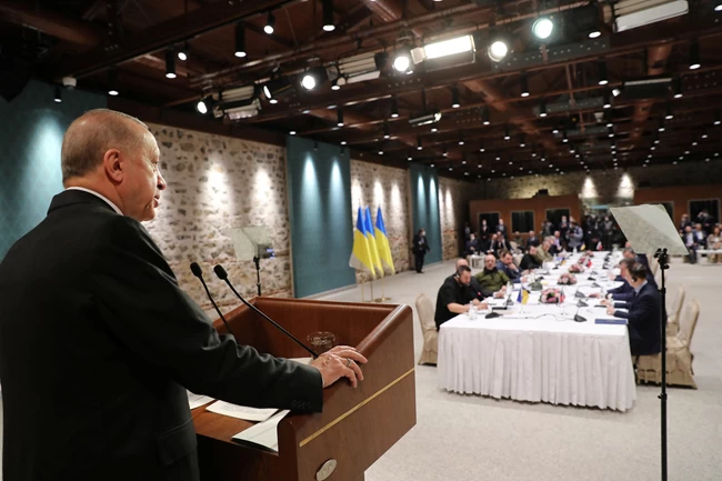 Διαπραγματεύσεις Ουκρανών και Ρώσων στην Κωνσταντινούπολη - Oικοδεσπότης ο Ερντογάν, παρών ο Αμπράμοβιτς [εικόνες]