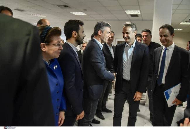 Όποιος κερδίσει το κέντρο, κερδίζει και τις εκλογές - Τα "όπλα" ΝΔ και ΣΥΡΙΖΑ