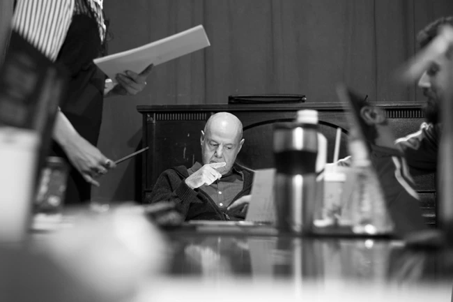 Ο Γιάννης Χουβαρδάς επιστρέφει στο Θέατρο Τέχνης με την "Παρεξήγηση" του Καμί
