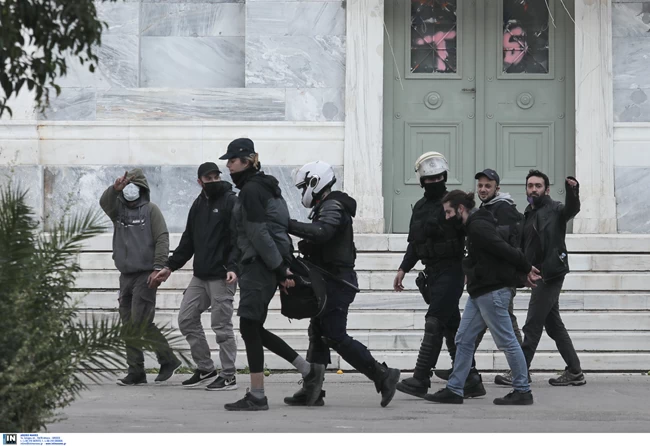 Πολυτεχνείο - Προσαγωγές
