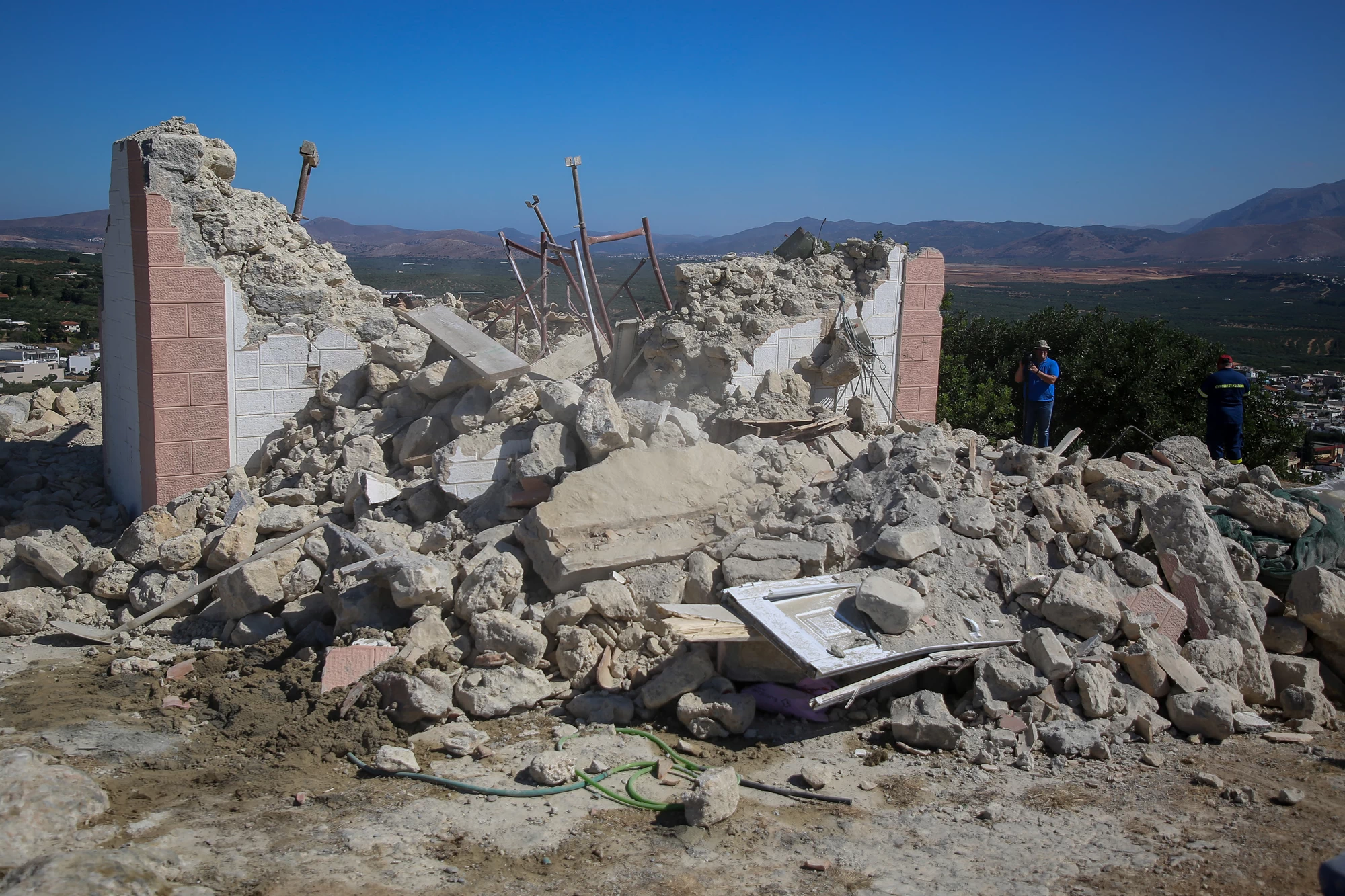 Όχι, το εκκλησάκι του Προφήτη Ηλία που κατέρρευσε στο Αρκαλοχώρι Ηρακλείου  ΔΕΝ λειτούργησε ως εμβολιαστικό κέντρο - ELLINIKA HOAXES