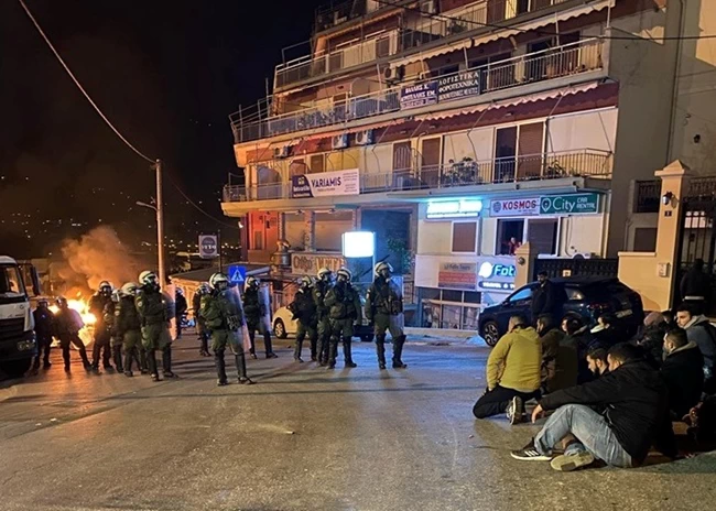 Πεδίο μάχης Λέσβος και Χίος: Σύγκρουση με τα ΜΑΤ, χημικά και κρότου λάμψης