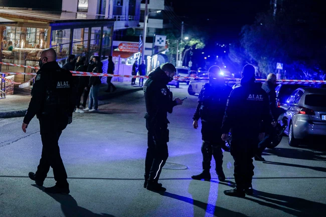 Βούλα: Πυροβολισμοί έξω από φούρνο με τρεις τραυματίες - Βρέθηκε και μαχαίρι στο σημείο [εικόνες]