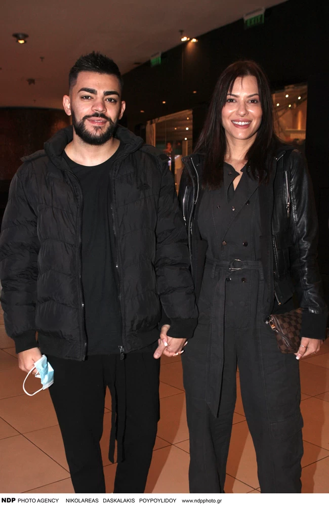 Λάουρα Νάργες: Οι πρώτες φωτογραφίες με φουσκωμένη κοιλίτσα και το μονόπετρο