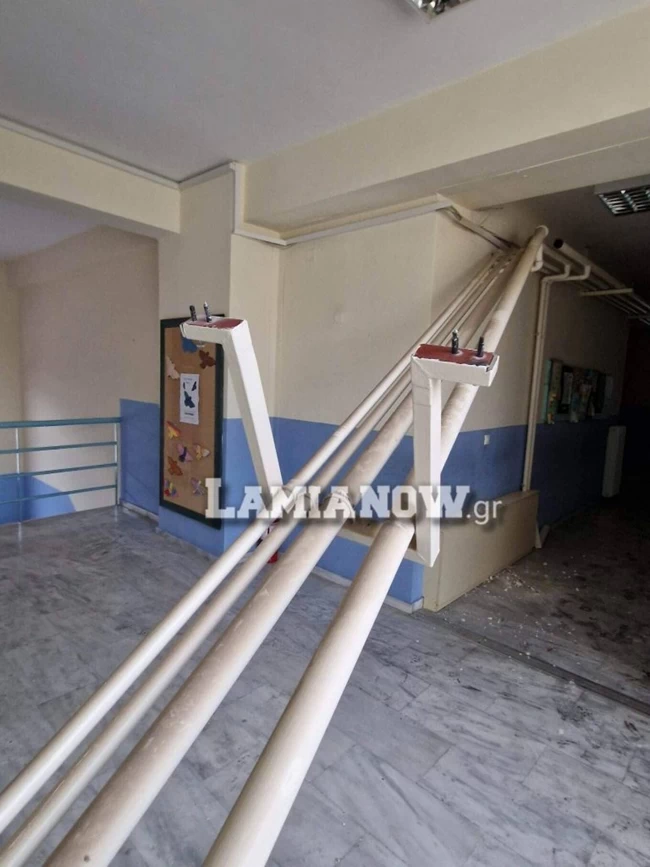 Μεγάλες ζημιές σε σχολείο στη Στυλίδα: Έπεσαν σωλήνες και σοβάδες μέσα σε δημοτικό [εικόνες]