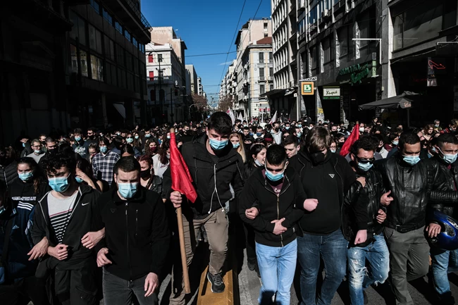 Εφιαλτικές εικόνες συνωστισμού στα συλλαλητήρια Αθήνας, Θεσσαλονίκης και Πάτρας - Μάσκες αλλά χωρίς αποστάσεις