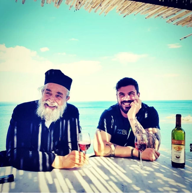 Όταν ο Άκης Πετρετζίκης μάθαινε συνταγές από τον αγιορείτη σεφ Επιφάνιο που πέθανε από κορονοϊό