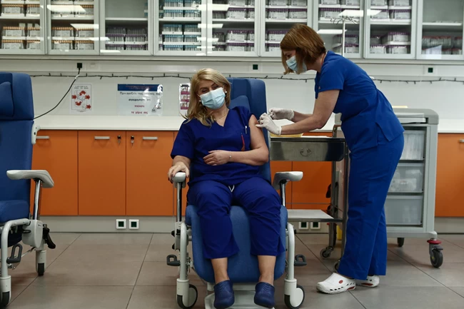 Ιστορική μέρα: Έγινε ο πρώτος εμβολιασμός στην Ελλάδα στη νοσηλεύτρια Ευσταθία Καμπισιούλη - Η πρώτη δήλωσή της [Eικόνες - Bίντεο]