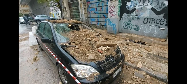 Παραλίγο τραγωδία στο Μεταξουργείο: Κατέρρευσε στέγη στην οδό Μυλλέρου