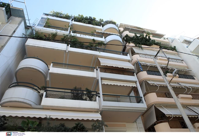 Σε προχωρημένη σήψη οι ηλικιωμένοι στην Κυψέλη: Γυμνός στο χωλ ο 91χρονος, με το νυχτικό και τα χρυσαφικά της η 90χρονη