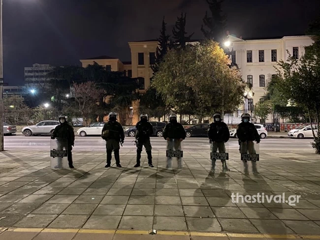 Δεν εκκενώθηκε η κατάληψη στην πρυτανεία του ΑΠΘ: Μία σύλληψη και νέα συγκέντρωση - Παρόντες βουλευτές του ΣΥΡΙΖΑ
