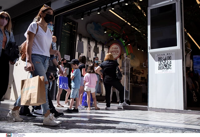 Ο συνωστισμός στην Ερμού και στις παραλίες τρόμαξαν τους ειδικούς: Εντατικοί έλεγχοι για την υπερβολική χαλάρωση