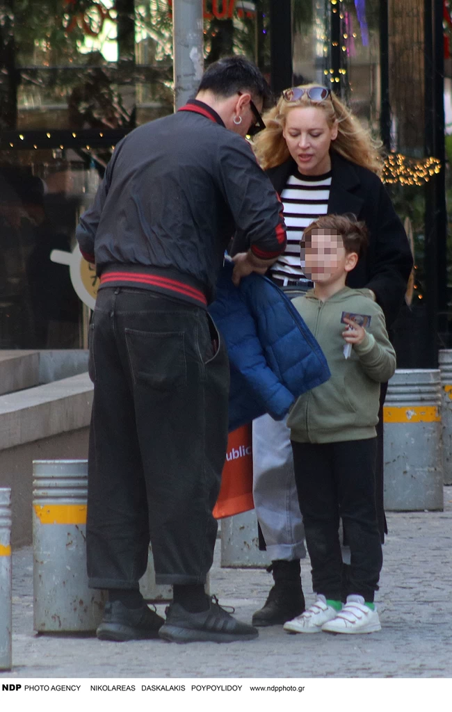 Φαίη Ξυλά: Εντελώς άβαφη με άνετο look στην Αθήνα μαζί με τον καστανόξανθο γιο της Πάρη