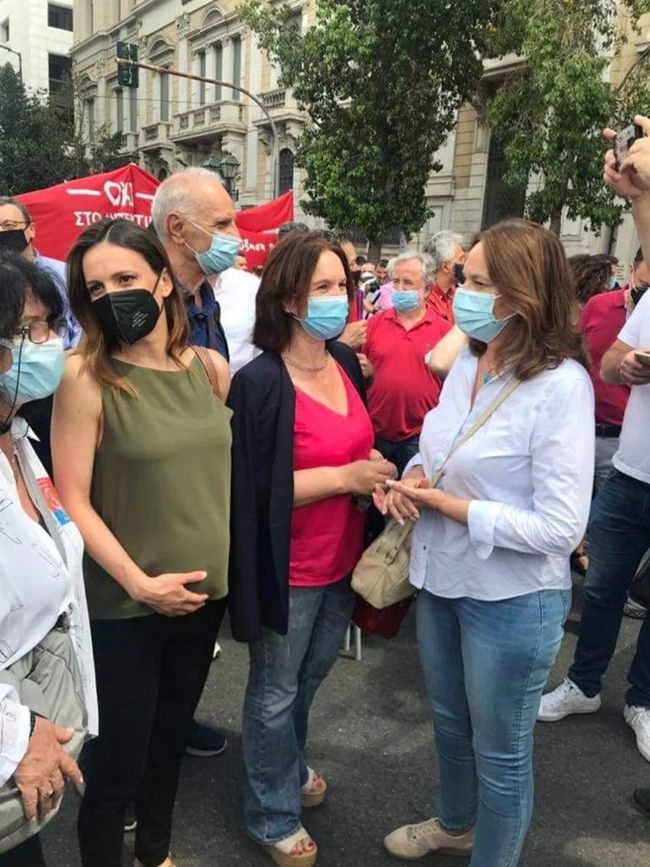 Η Εφη Αχτσιόγλου στη διαδήλωση, με εμφανή τα "σημάδια" της εγκυμοσύνης: Κρατά με προσοχή την κοιλιά της