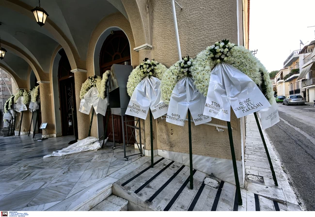 Πένθος στο Ναύπλιο: Συντετριμμένοι οι γονείς στην κηδεία του 14χρονου - Εκατοντάδες μαθητές δίπλα από το λευκό φέρετρο ΝΑΥΠΛΙΟ ΚΗΔΕΙΑ 14ΧΡΟΝΟΥ