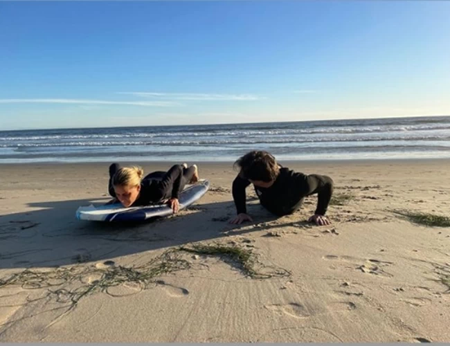 "Νίκησα άλλη μια φοβία μου": Η Τατιάνα Μπλάτνικ σερφάρει στον ωκεανό με μαύρη ολόσωμη στολή "Νίκησα άλλη μια φοβία μου": Η Τατιάνα Μπλάτνικ σερφάρει στον ωκεανό με μαύρη ολόσωμη στολή