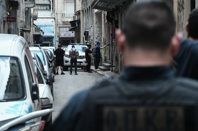 Επιχείρηση της ΕΛΑΣ στο κέντρο της Αθήνας: 5 συλλήψεις και 55 προσαγωγές - Κατασχέθηκαν λαθραία τσιγάρα και καπνικά προϊόντα