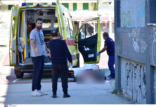 Πένθος στο Ναύπλιο: Συντετριμμένοι οι γονείς στην κηδεία του 14χρονου - Εκατοντάδες μαθητές δίπλα από το λευκό φέρετρο Ναύπλιο - κερκίδες