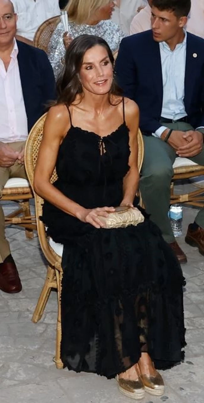 Back to black: Ηλιοκαμένη και αβίαστα σικ η βασίλισσα Λετίσια μέσα στον καύσωνα με μαύρο φόρεμα και χρυσές εσπαντρίγιες