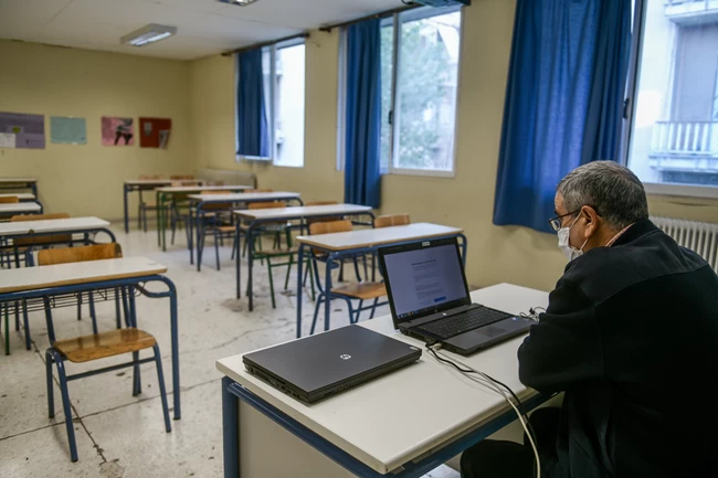 Σχολεία: Πότε σταματάει η τηλεκπαίδευση για τις γιορτές, πώς θα γίνουν τα διαγωνίσματα, πότε θα ανοίξουν τα Δημοτικά