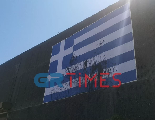 Απαράδεκτο: Βανδάλισαν για 2η φορά την ελληνική σημαία στη ΔΕΘ