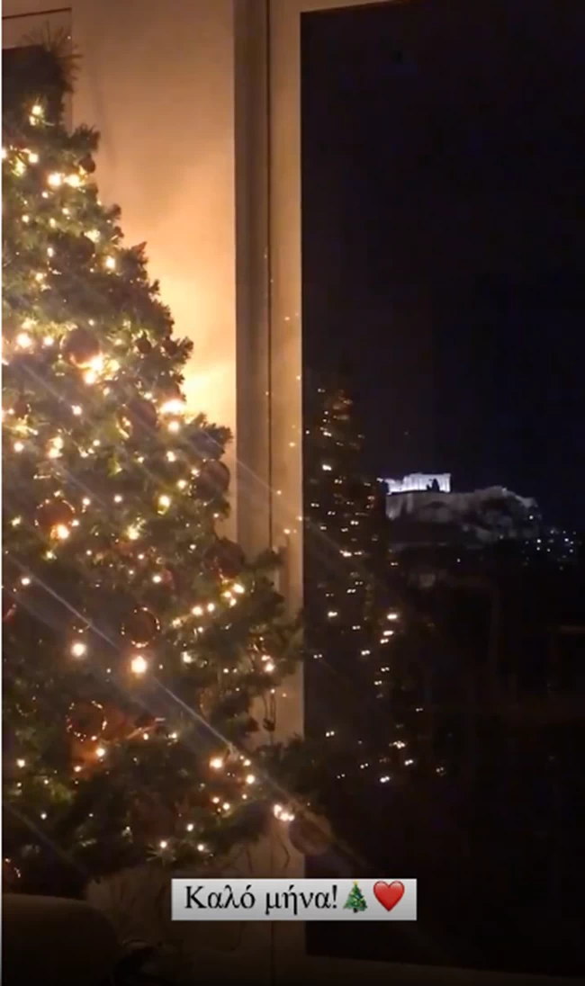 Μαρία Βοσκοπούλου: Το χριστουγεννιάτικο δέντρο στο σπίτι της με την απίθανη θέα στην Ακρόπολη