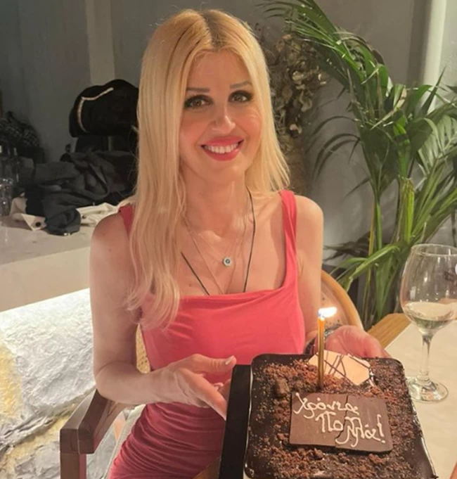 Γενέθλια για την Ελενα Ράπτη: Λαμπερή, το γιόρτασε με φίλες της - Η εντυπωσιακή τούρτα [εικόνες]