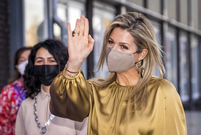 Και οι βασίλισσες κάνουν λάθη: Η έθνικ φούστα της βασίλισσας Μαξίμα & το φάουλ στα αξεσουάρ