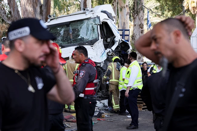 Φορτηγό έπεσε σε στάση λεωφορείου στο Τελ Αβίβ: 35 τραυματίες, 6 σοβαρά - Tρομοκρατική ενέργεια ερευνούν οι αρχές