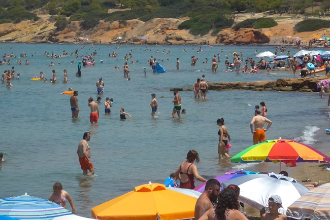 Πανζουρλισμός στις παραλίες της Αττικής: Παραμένει σε κλοιό καύσωνα η χώρα - Μικρή ανάσα τη Δευτέρα