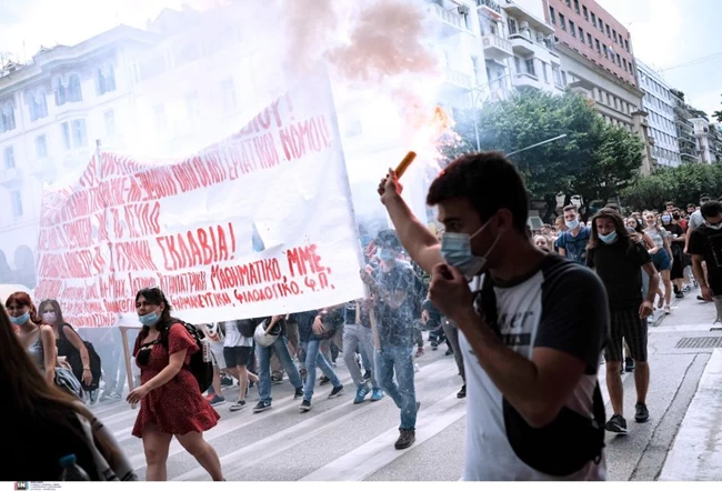 Θεσσαλονίκη: Μεγάλες πορείες για το εργασιακό με... καταιγίδα και καπνογόνα (Εικόνες - βίντεο)