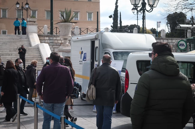 Self test για να ανοίξει η αγορά: Πότε θα φθάσουν στα φαρμακεία, για ποιους θα είναι υποχρεωτικά