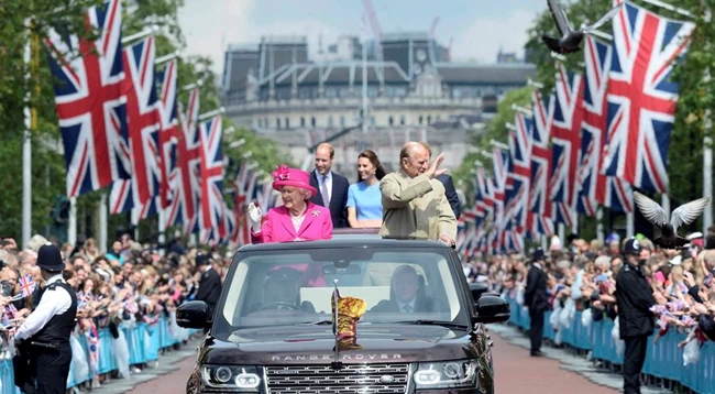 KATE MIDDLETON QUEEN ELIZABETH PRINCE WILLIAM
